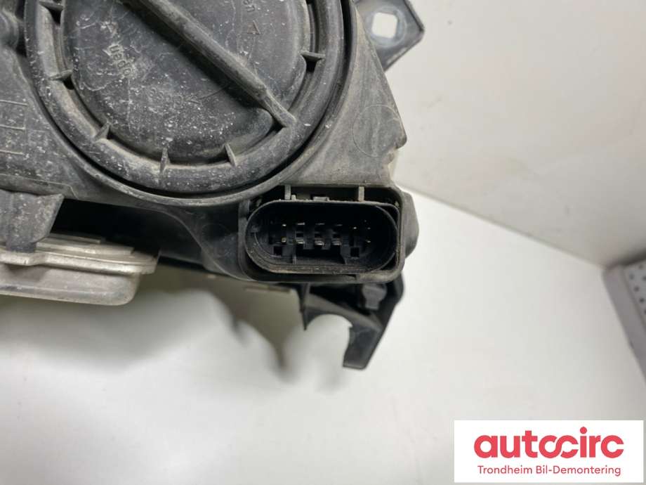 Frontlykt venstre xenon til Mercedes Vito/Viano 2010-2014 (Fase 2) (W639) (W639) (A6398202861|)