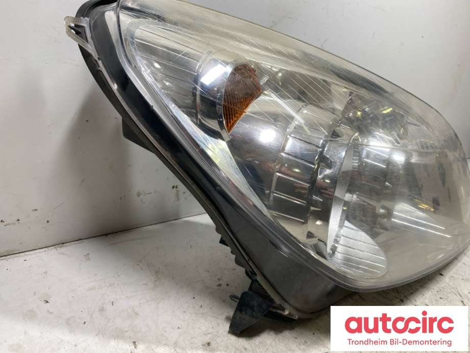 Frontlykt høyre halogen til Opel Astra H 2004-2009  (HELLA|93190070|13239289|1EG270370-42)
