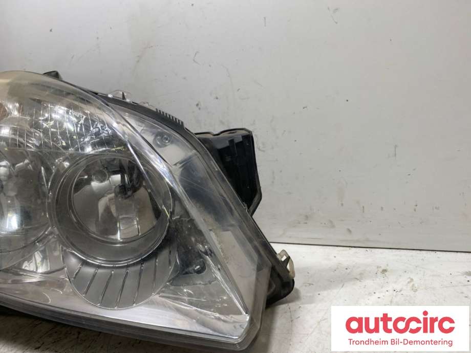 Frontlykt høyre halogen til Opel Astra H 2004-2009  (HELLA|93190070|13239289|1EG270370-42)