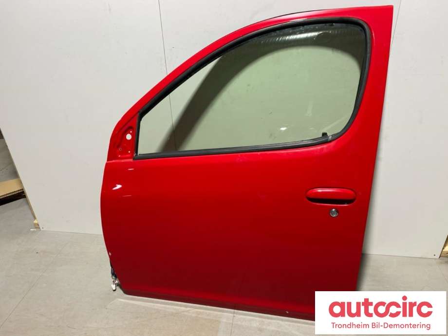 Dør venstre foran til Toyota Yaris Verso 1999-2007  (LES INFO|6700252030|67002-52030|)