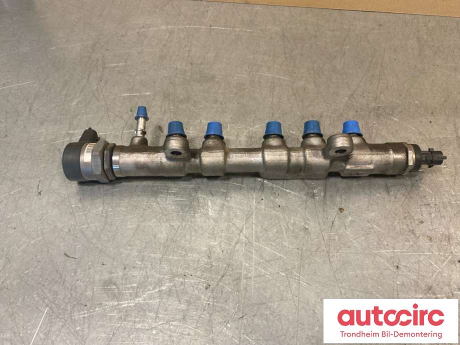 Dyseskinne (fuelrail) til Jaguar XE 2015-->>  (BOSCH|AJ813370|G4D39D280AA|0445214352)