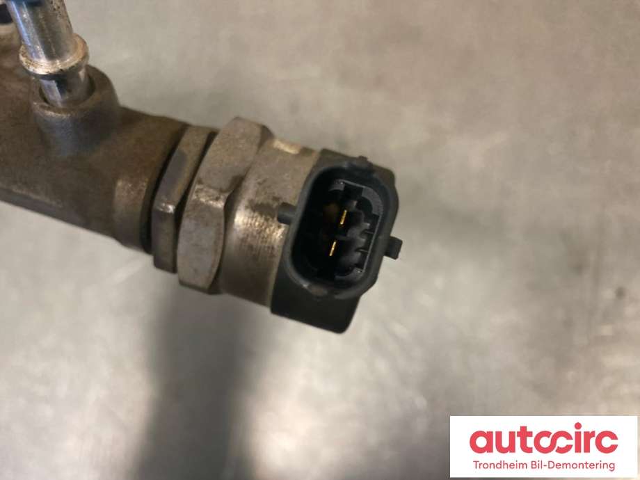 Dyseskinne (fuelrail) til Jaguar XE 2015-->>  (BOSCH|AJ813370|G4D39D280AA|0445214352)