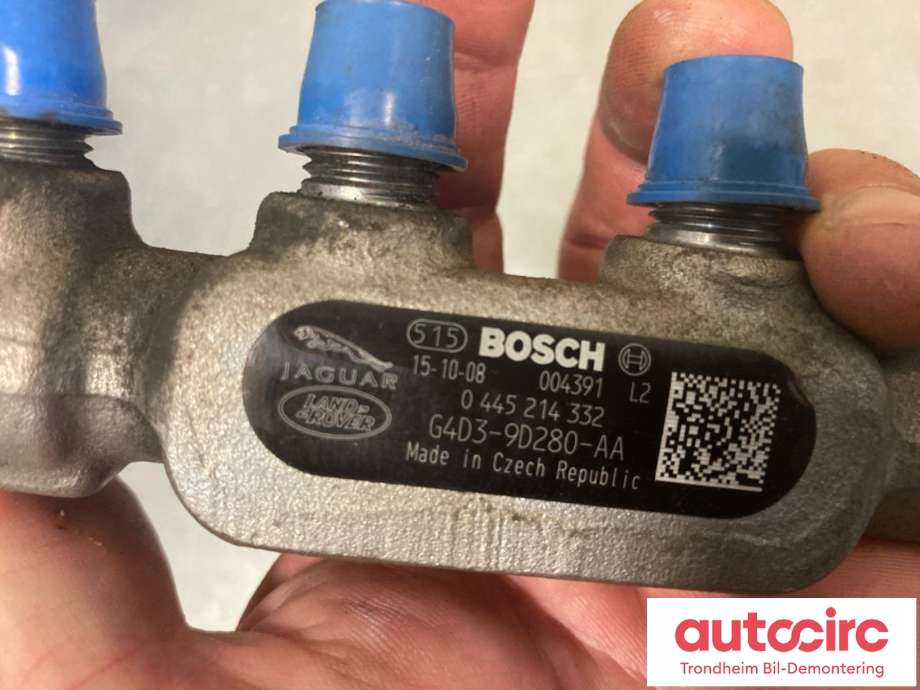 Dyseskinne (fuelrail) til Jaguar XE 2015-->>  (BOSCH|AJ813370|G4D39D280AA|0445214352)