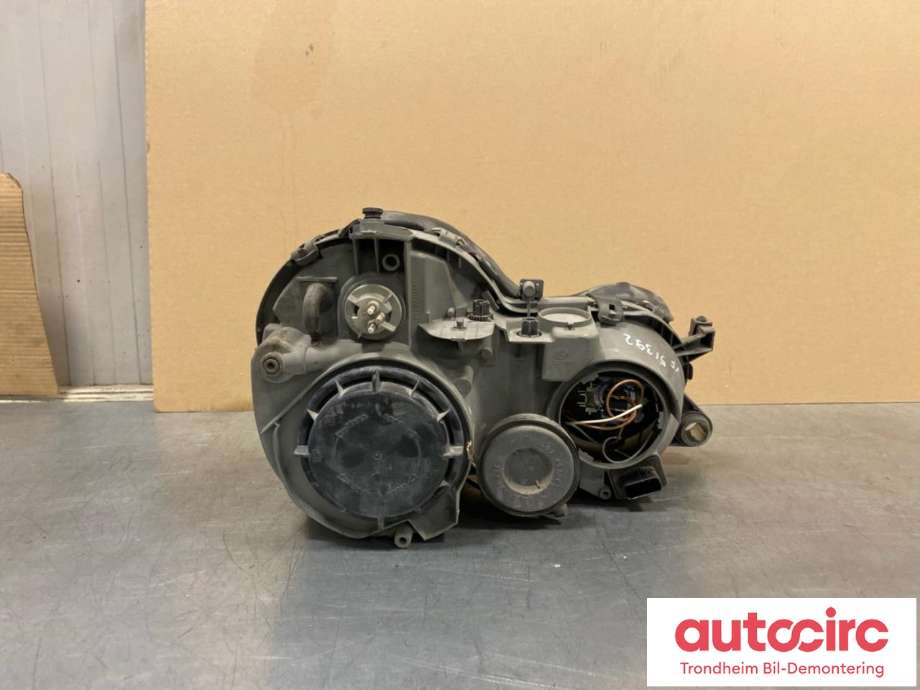 Frontlykt venstre halogen til Mercedes CLK 1997-2002 (C208) (C208) (HELLA|A2088200161|)