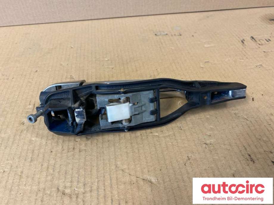 Dørhåndtak utv høyre foran til BMW 3-Serie 1998-2005 (E46) (E46) (..|8216122|51218216122|51218229622| 51218241402| 51 21 8 216 122| 51 21 8 229 622| 51 21 8 241 402)