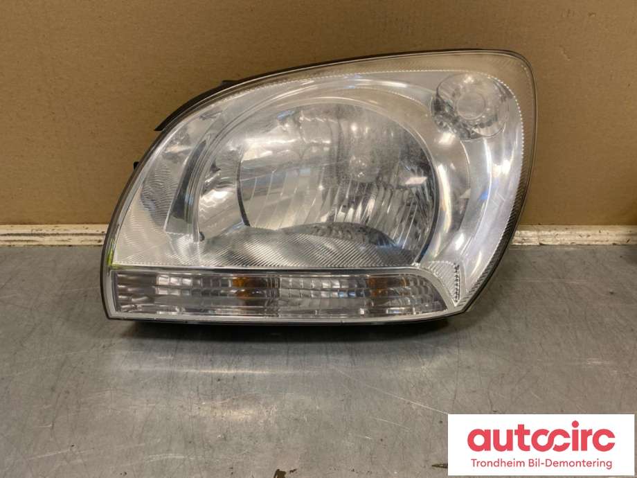 Frontlykt venstre halogen til Kia Sportage, 2005-2010 (Type II)  (...|921011F021)