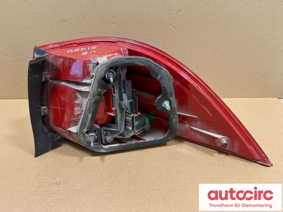 Baklykt venstre til VW Golf V, STV 2007-2010 (JETTA) (JETTA) (AUTOMOTIVE LIGHTING|1K9945095|1K9945095C|1K9 945 095 C| 1K9 945 095| F00HTV4001)