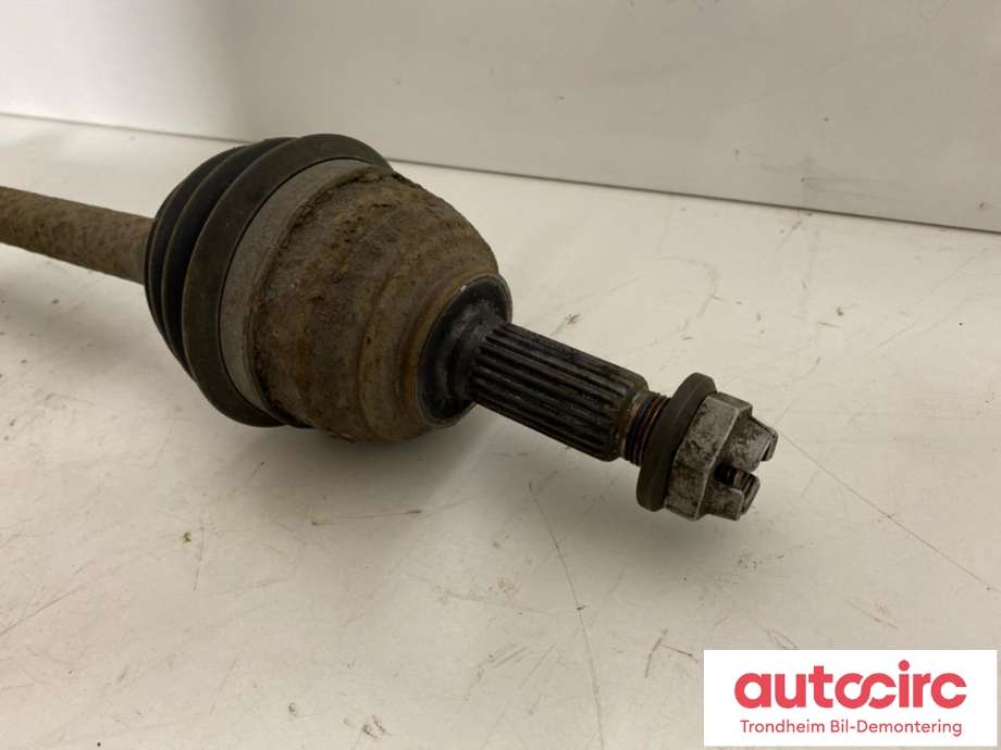 Drivaksel høyre foran, bensin/manuell til Nissan Note 2006-2013 (Type I)  (..|39100-1U600|391001U600|)