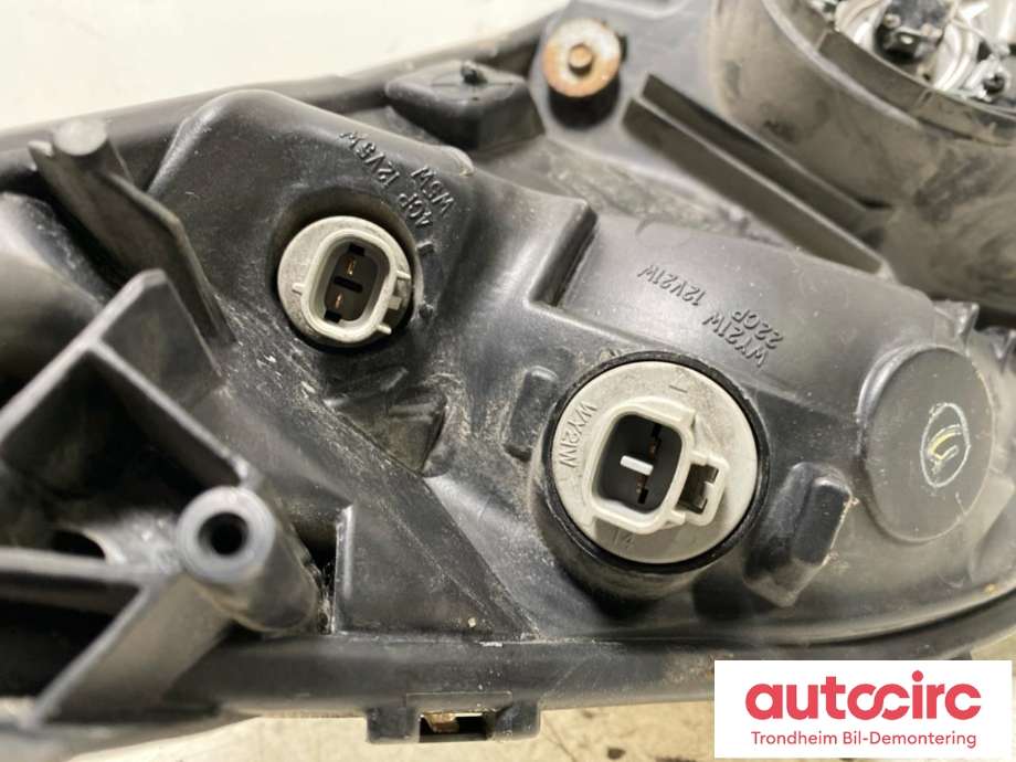 Frontlykt høyre halogen til Toyota Prius 2004-2009 (Type II) (COMBI) (COMBI) (LES INFO|8113047180|8113047181|)