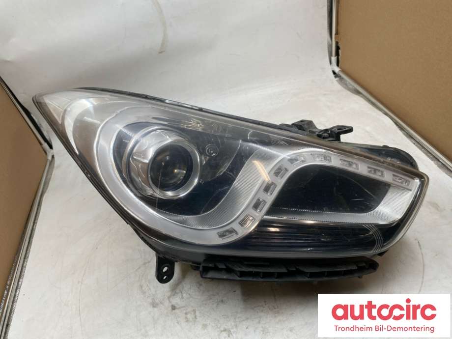 Frontlykt høyre xenon til Hyundai i40 2012-2017 (92102-3Z030|921023Z030|)