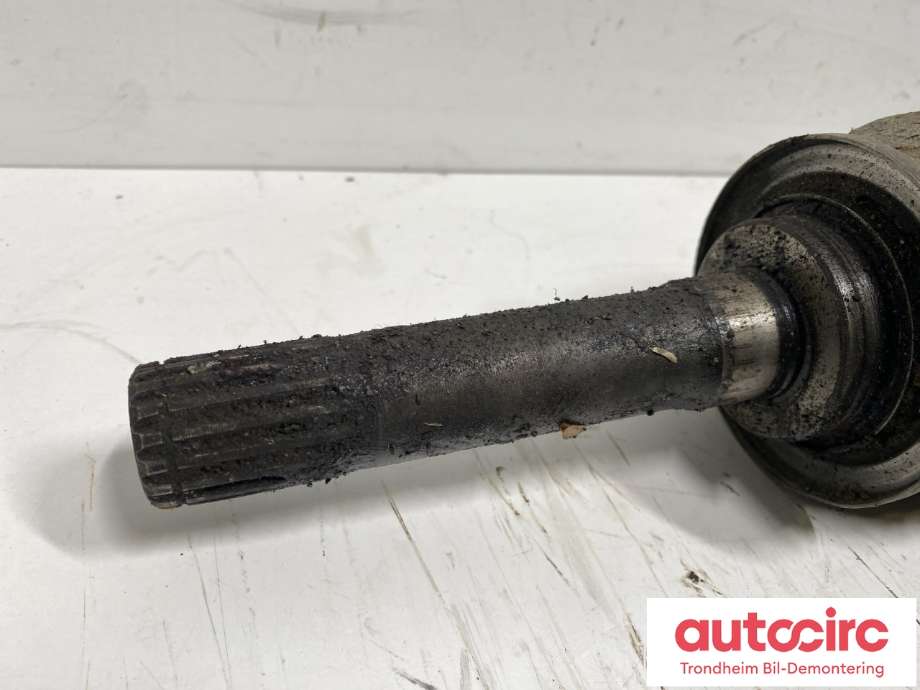 Drivaksel venstre foran, diesel/automat til Isuzu D-Max 2007-2012 (Type I) (8-97387-675-1|8973876751|)