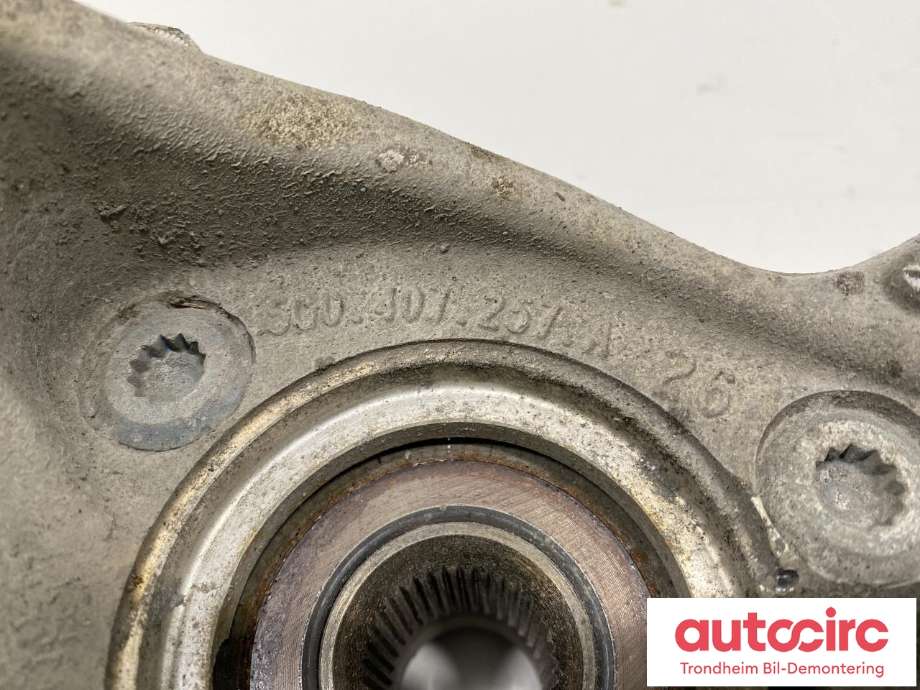 Hjulspindel venstre foran til VW Passat 2015-2019 (Fase 1) (B8) (B8) (DIESEL/AUTOMAT|5Q0407253A|5Q0407253F|5Q0 407 253 A| 5Q0 407 253 F)