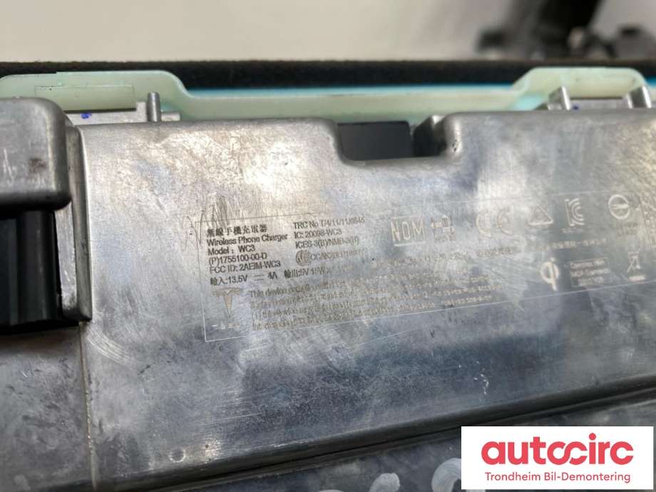 Dashbord trådløs mobillader til Tesla Model Y 2021-2024 (Type I)  (TESLA|1755100-00-D|1755100-00-B|1755100-00-C| 1755100-90-D)