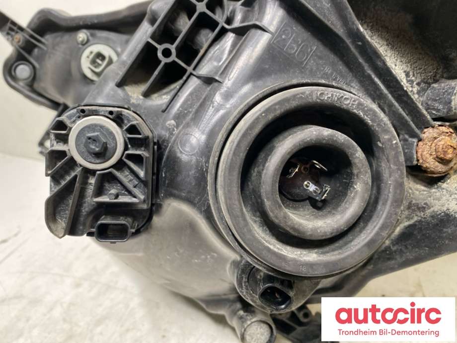 Frontlykt høyre halogen til Toyota Verso-S 2011-2015 (COMBI) (COMBI) (8113052C80|)