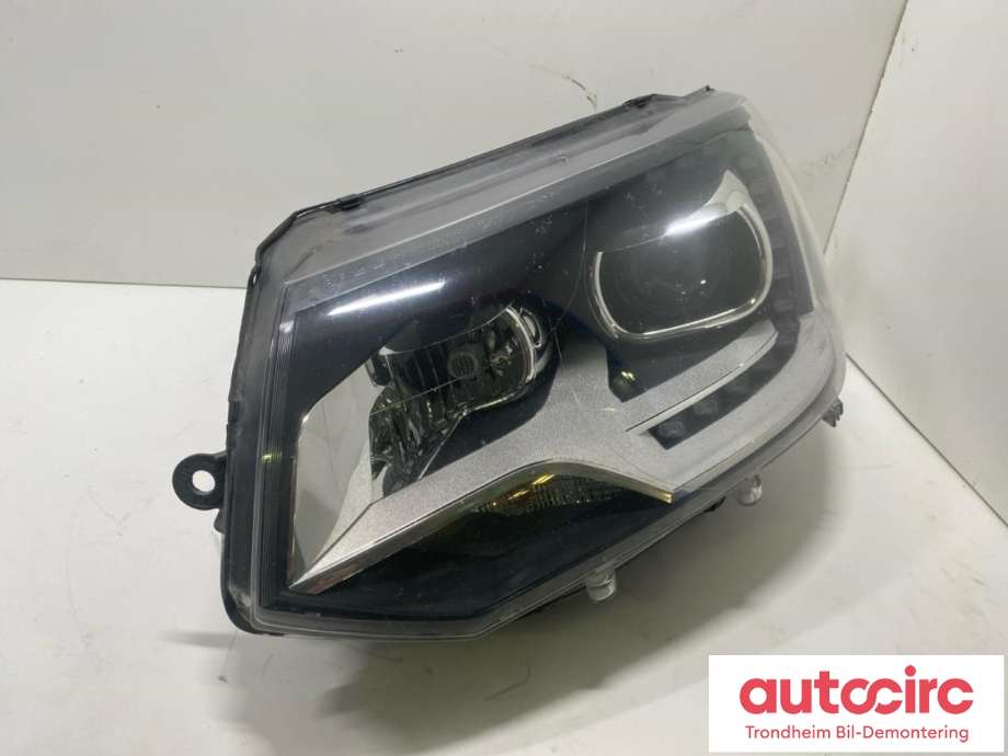 Frontlykt venstre xenon til VW Transporter / Caravelle 2009-2015 (Fase 2) (T5) (T5) (LES INFO|7E5941015Q|7E5941017B|7E5 941 017 B| 7E5 941 015 Q| 030125327100)