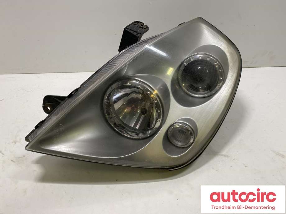 Frontlykt venstre halogen til SsangYong Rexton, 2004-2006 (Fase 2) (Y200) (Y200) (LES INFO|8310208203HBC)