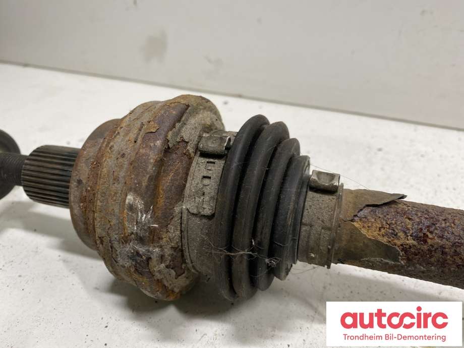 Drivaksel venstre bak, diesel/automat til VW Passat 2015-2019 (Fase 1) (B8) (B8) (3Q0 501 203 C|3Q0501203CX|)
