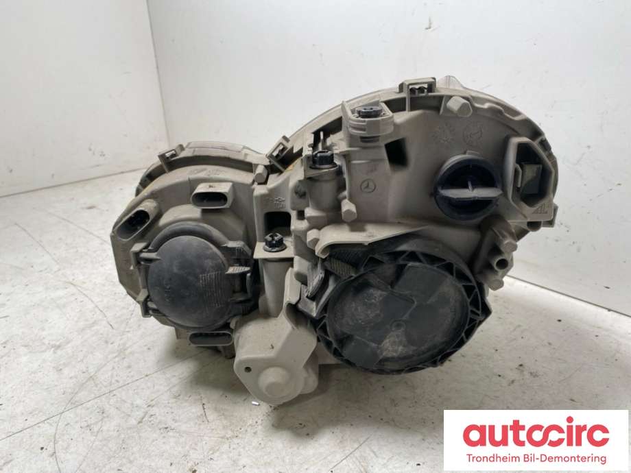 Frontlykt høyre xenon til Mercedes C-Klasse 2004-2007 (Fase 2) (W203) (W203) (AUTOMOTIVE LIGHTING|A 203 820 38 61|A 203 820 18 59|A 203 820 36 59)