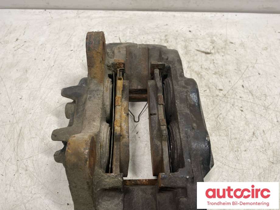Bremsecaliper høyre foran til Mitsubishi Pajero 2007-2016 (Type IV, Fase 1)  (4605B706|)