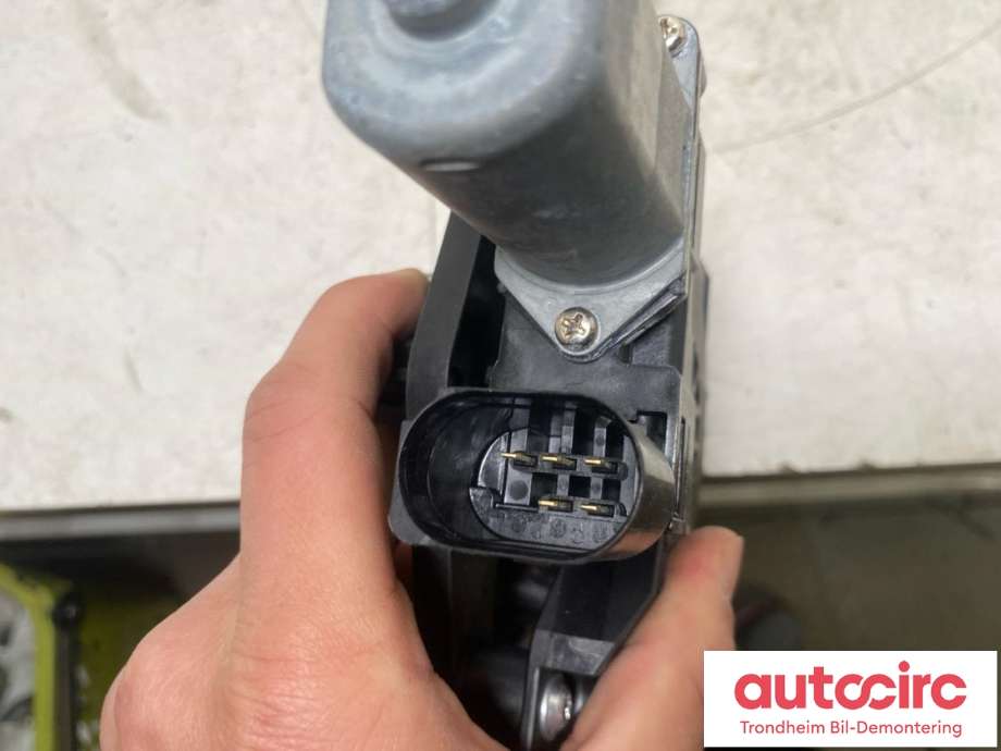 Ruteheis høyre foran til BMW iX 2021-->> (I20) (I20) (BROSE|7932188|51335A0DAA8|67625A09AF6)