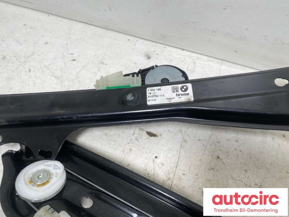 Ruteheis høyre foran til BMW iX 2021-->> (I20) (I20) (BROSE|7932188|51335A0DAA8|67625A09AF6)