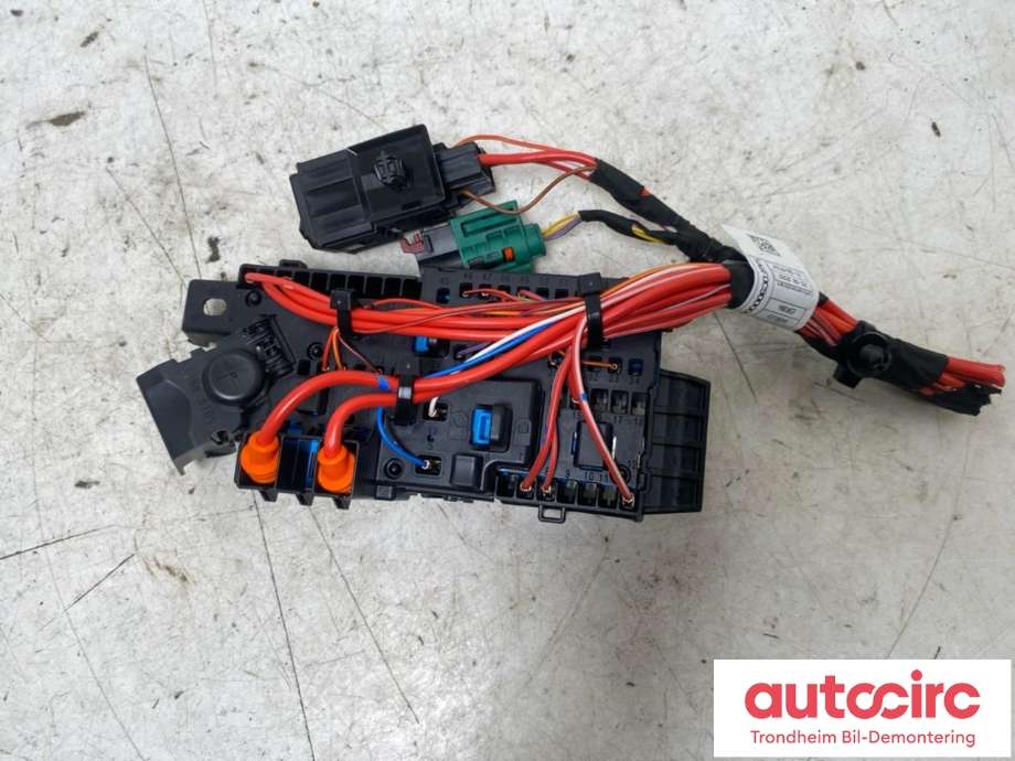 Sikringsboks bagasjerom til BMW iX 2021-->> (I20) (I20) (..|8720724|61148720724|)