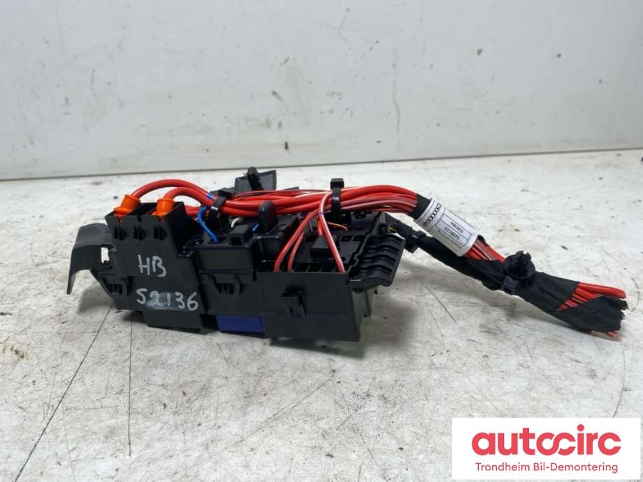 Sikringsboks bagasjerom til BMW iX 2021-->> (I20) (I20) (..|8720724|61148720724|)
