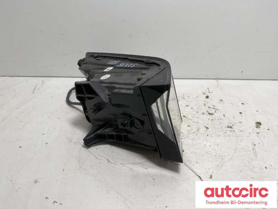 Baklykt høyre ytre til Peugeot e-3008 2023-->>  (9842102380|98 421 023 80|)