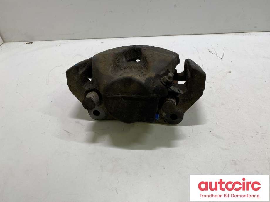 Bremsecaliper venstre foran til BMW X5 2013-2018 (F15) (F15) (MED KLAVE|34116776783|34 11 6 776 783|)