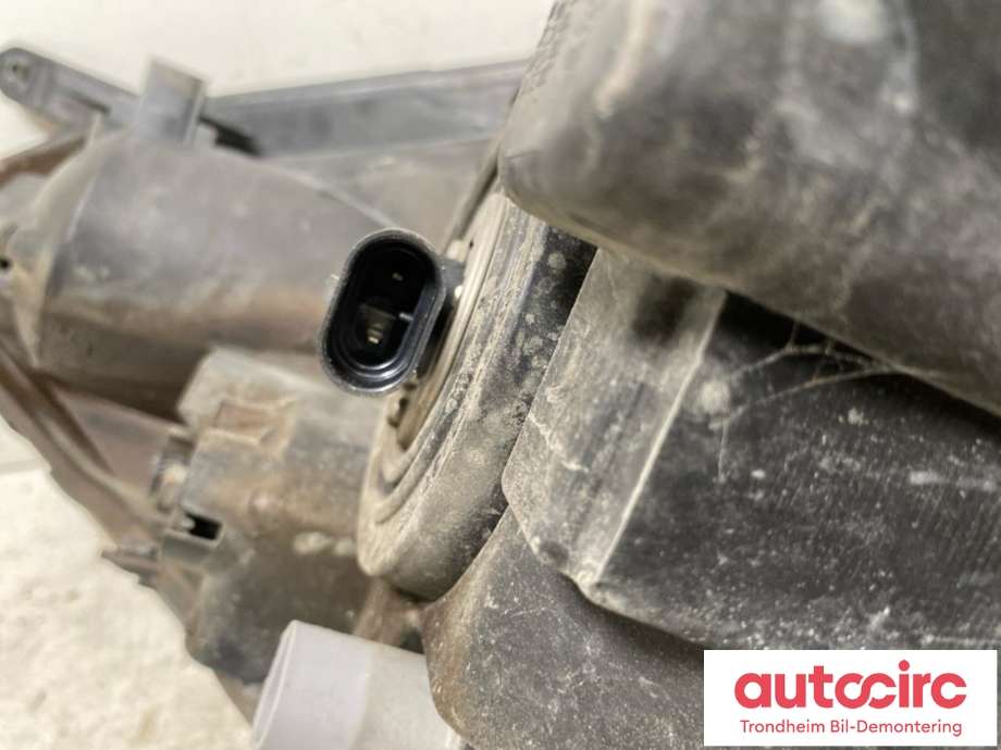 Frontlykt venstre halogen til Toyota Verso 2004-2009 (Type II)  (..|81170-0F010|811700F010|)