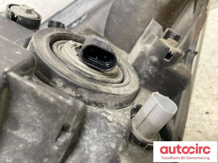 Frontlykt høyre halogen til Toyota Verso 2004-2009 (Type II)  (..|81130-0F010|811300F010|)