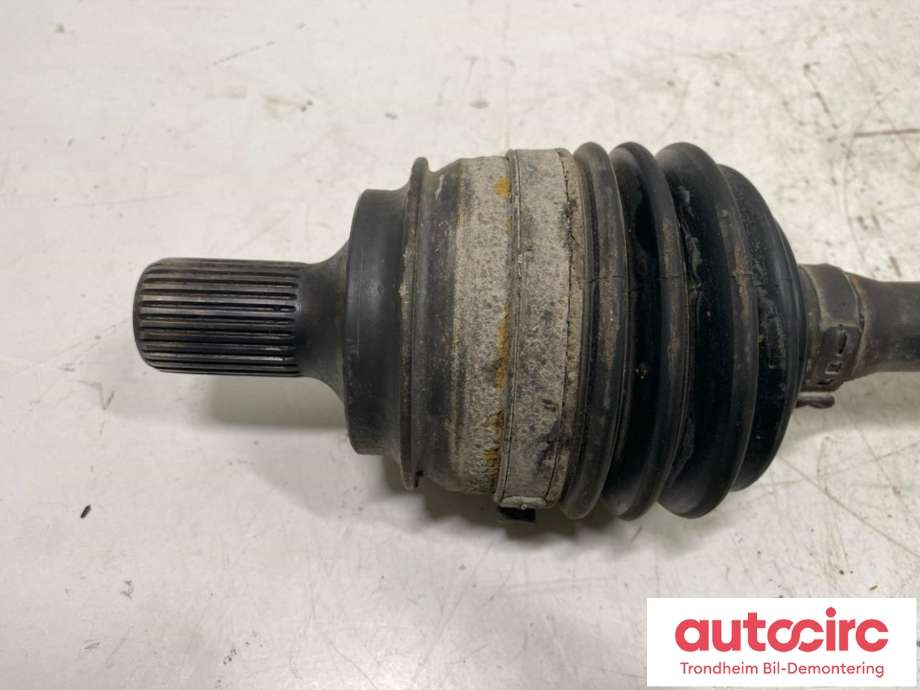 Drivaksel venstre foran, diesel/automat til Mercedes GLK 2008-2015 (X204) (X204) (A2043301501|A2043302201|A2043302601| A2043301500| A 204 330 22 01| A 204 330 26 01| A 204 330 15 00| A 204 330 15 01)
