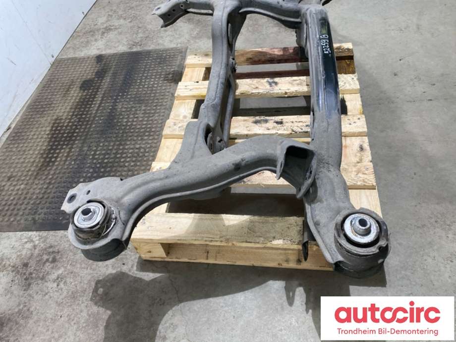 Travers bak til Mercedes EQB 2022-->> (A2433501601|)