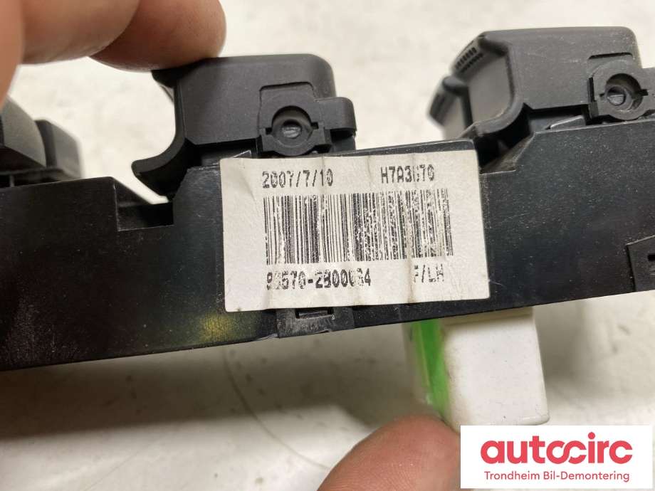 Bryter ruteheis førerdørspanel til Hyundai Santa Fe 2006-2009 (Type II, Fase 1)  (..|93570-2B000S4|935702B000S4|)