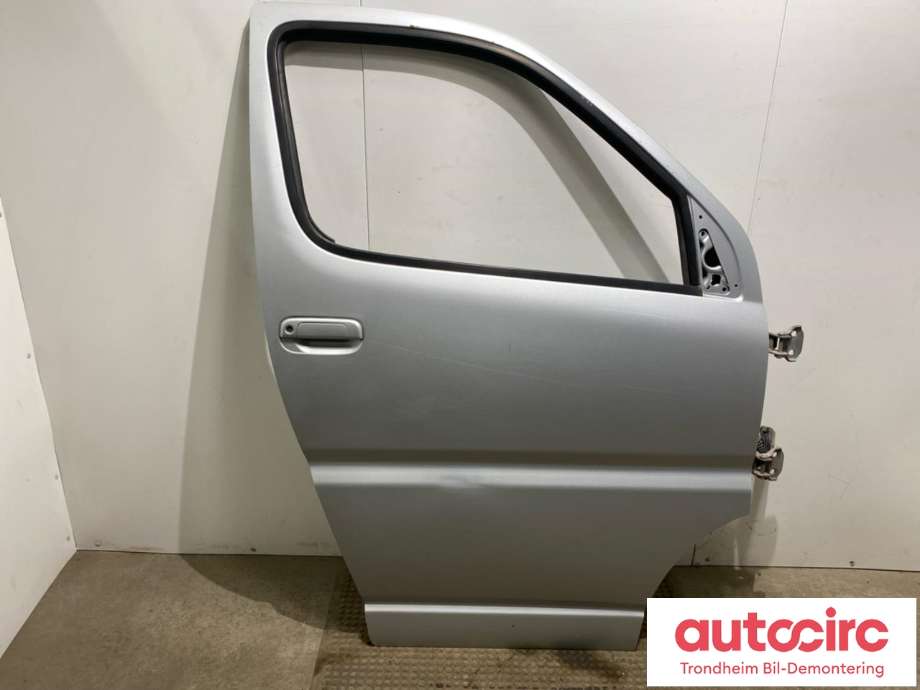 Dør høyre foran til Toyota Hiace 2007-2012 (Fase 3) (6711126010|)