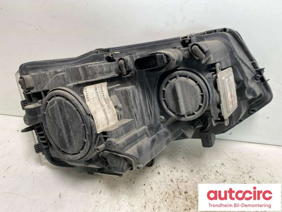 Frontlykt venstre xenon til VW Transporter / Caravelle 2009-2015 (Fase 2) (T5) (T5) (AL|7E5941015|)
