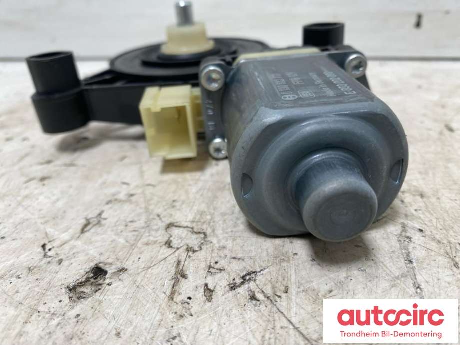 Ruteheis, kun motor, høyre foran til Audi Q2 2016-->>  (BOSCH|5Q0959801B|0130822717|)