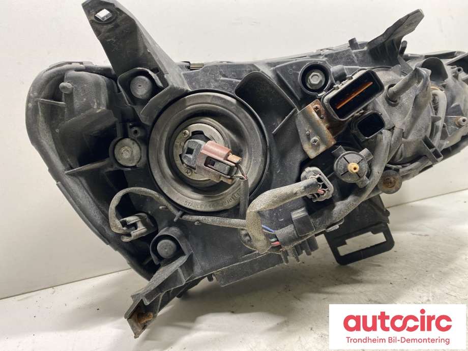 Frontlykt venstre halogen til Mitsubishi Lancer 2008-2017  (8301B623|)