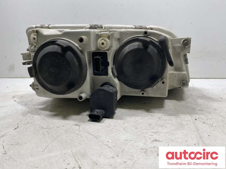 Frontlykt venstre halogen til Volvo V40 / S40 2000-2004 (Type I, Fase 2) (HELLA|30899878|)