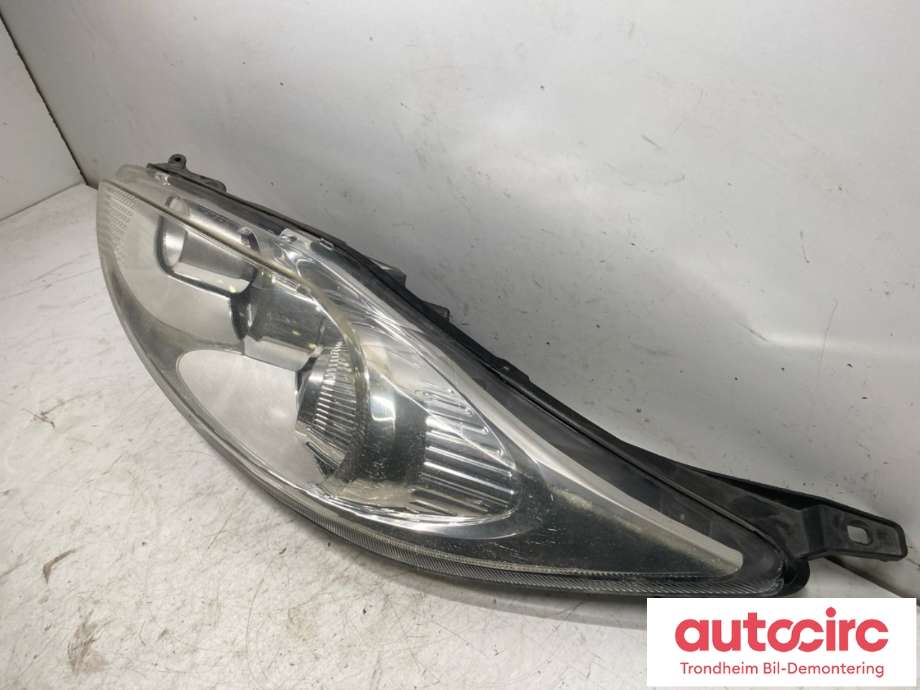 Frontlykt venstre halogen til Ford Fiesta 2008-2012 (Type VI, Fase 1)  (HELLA|1740028|8A61-13W030-CH|8A61-13W030-CG)