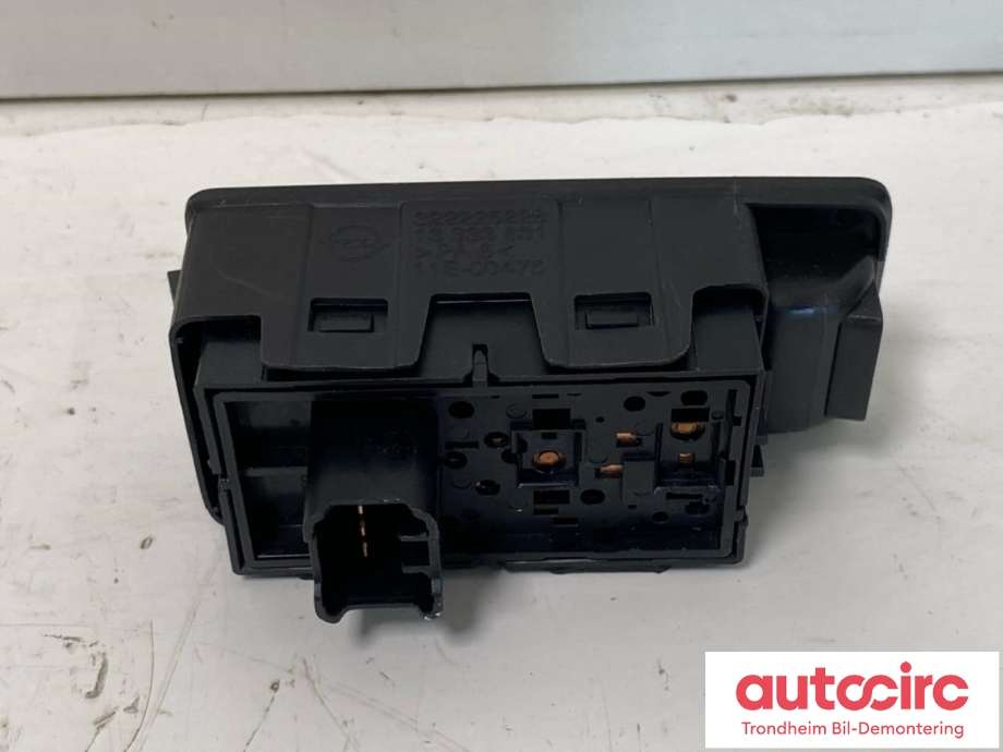 Bryter diverse til Opel Insignia B 2017-->>  (HØYRE BAK|322225228|13311236|YR00083280)