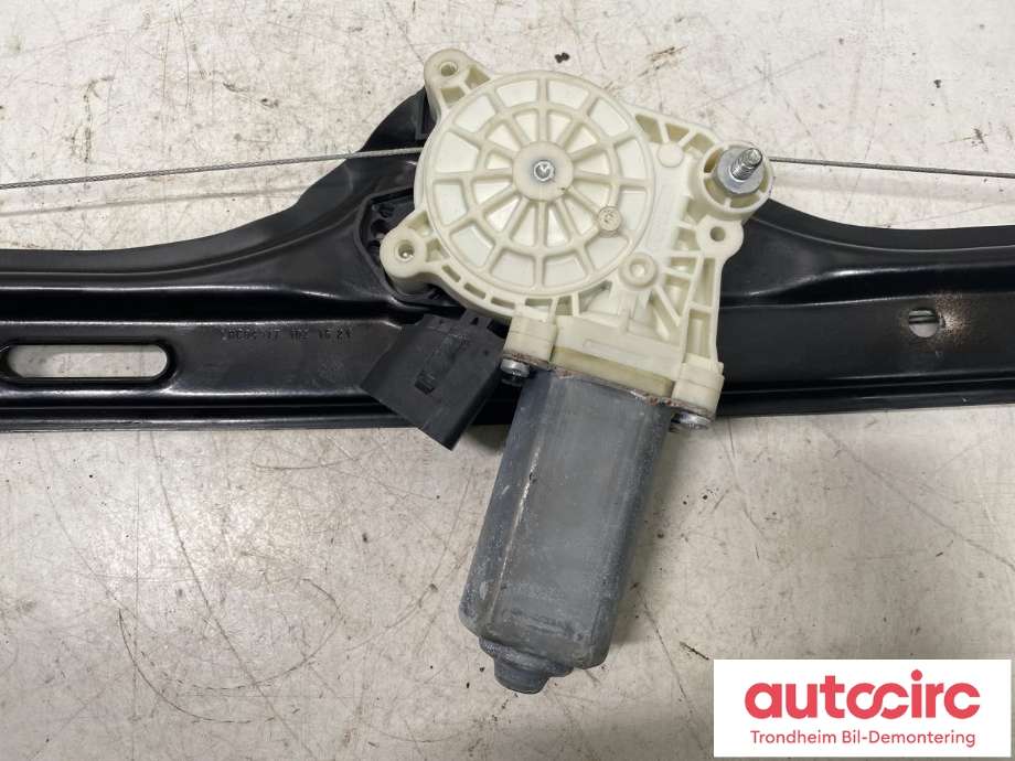 Ruteheis venstre bak til BMW X5 2013-2018 (F15) (F15) (BROSE|67 62 7 322 747|)