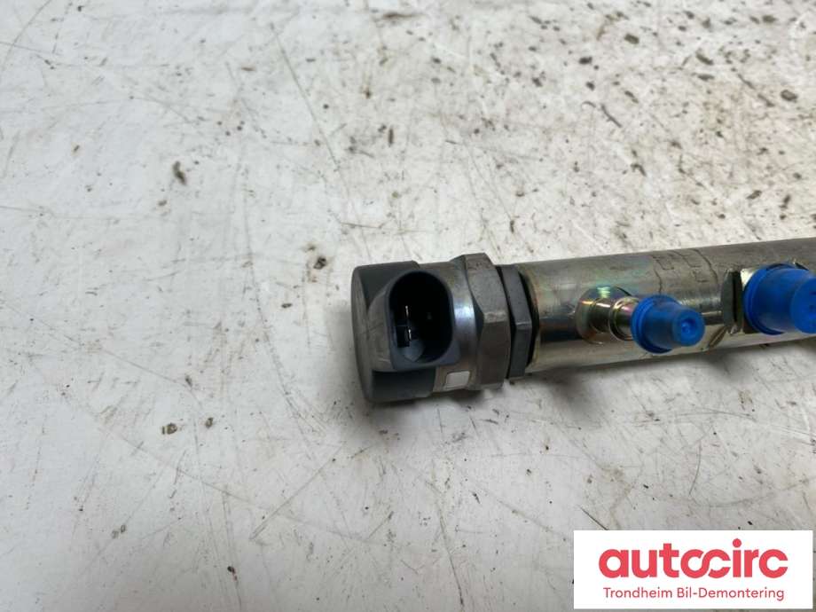 Dyseskinne (fuelrail) til BMW 5-Serie 2010-2017 (F10/F11) (F10/F11) (BOSCH|780912804|0445214183|13537800601)