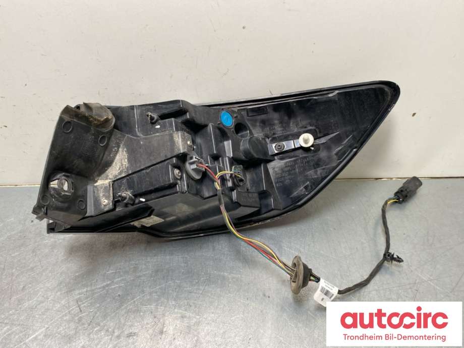 Baklykt venstre ytre til Ford Kuga 2019-->> (Type III)  (2696786|LV4B-13405-BF|)