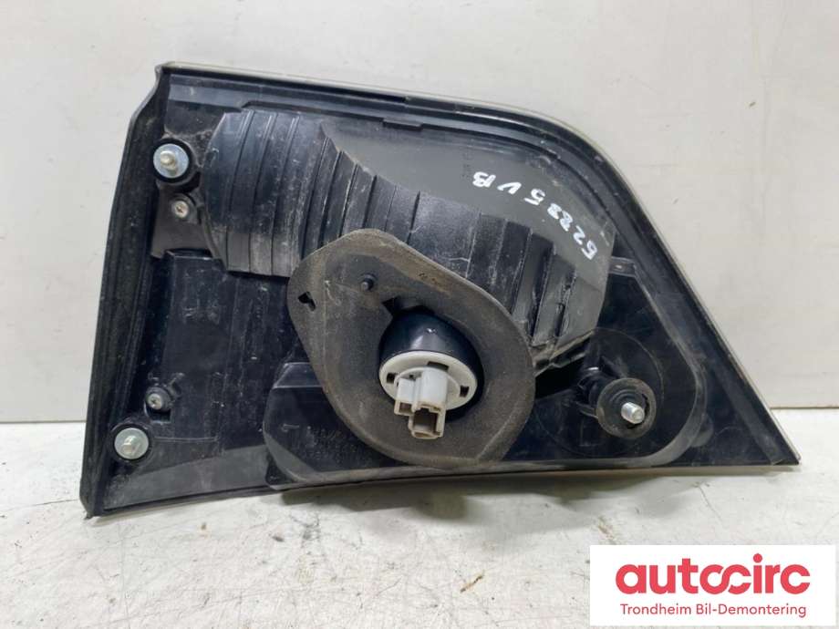 Baklykt venstre indre til Mitsubishi Outlander 2010-2012 (Type II, Fase 2)  (8331A005|)