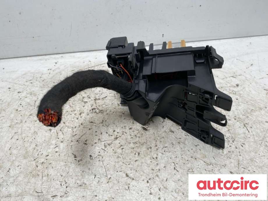 Sikringsboks kupe til Audi Q4 e-tron 2021-->>  (VW/AUDI|5WA937615|5WA 937 615|)