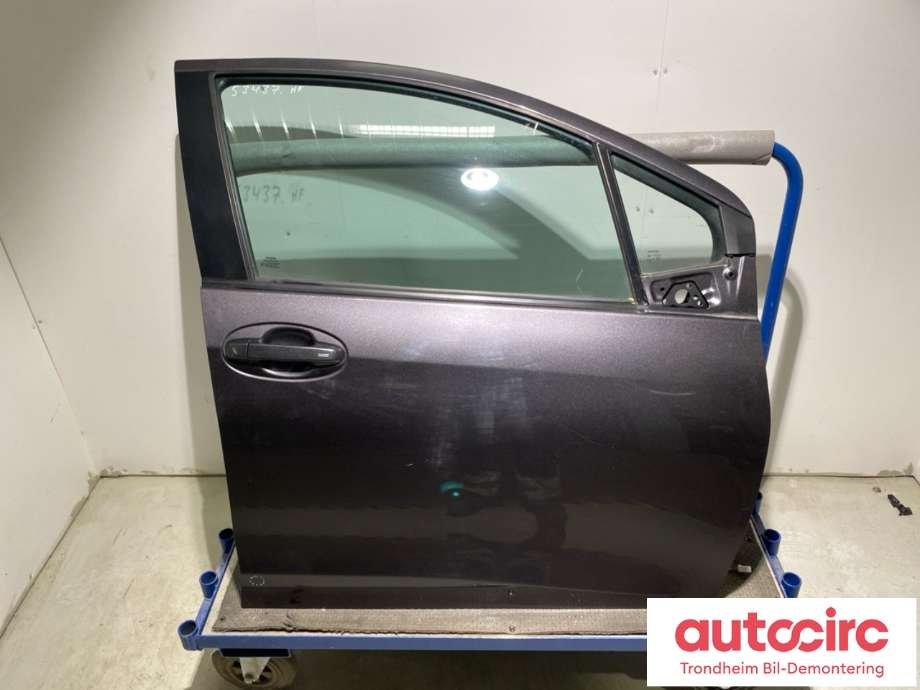 Dør høyre foran til Toyota Yaris, 2012-2014 (Type III, Fase 1)  (670010D230)