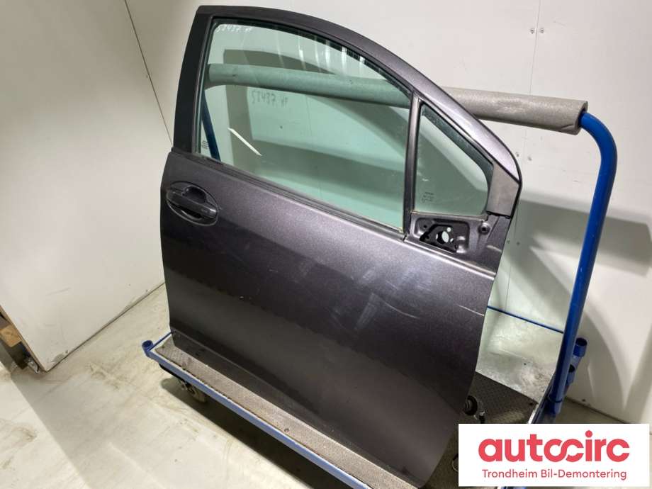 Dør høyre foran til Toyota Yaris 2012-2014 (Type III, Fase 1)  (670010D230|670010D500|)