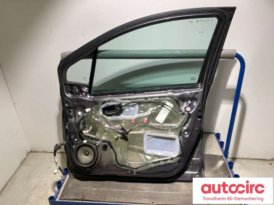 Dør høyre foran til Toyota Yaris 2012-2014 (Type III, Fase 1)  (670010D230|670010D500|)