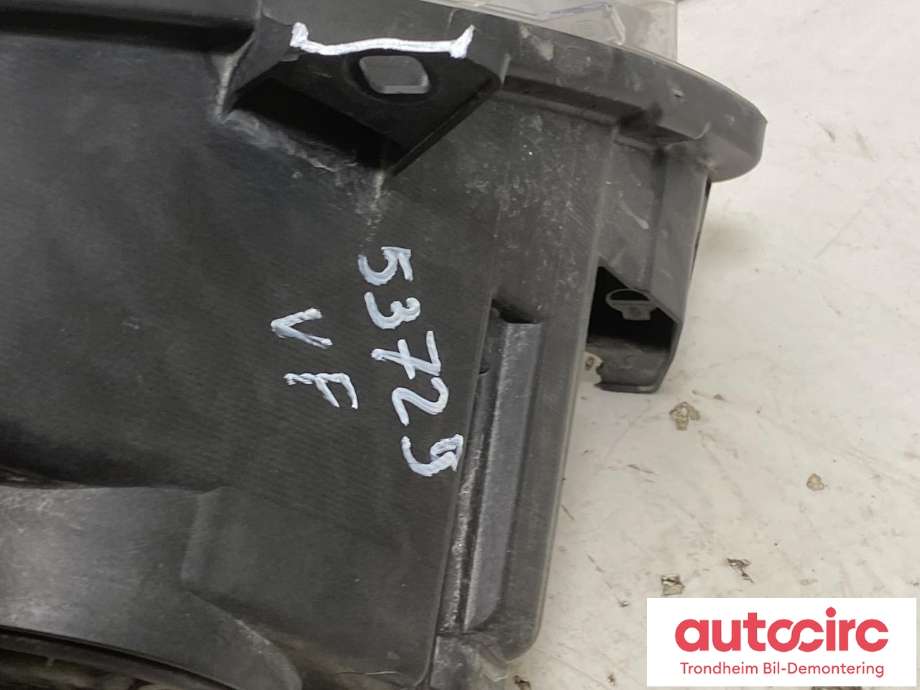 Frontlykt venstre halogen til Mercedes Vito/Viano 2010-2014 (Fase 2) (W639) (W639) (HELLA|A6398201861|1EG009627|)